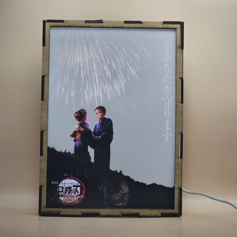 Lámpara ánime/manga  Kimetsu no Yaiba  con doble imagen de la pareja Akaza y Koyuki, vista encendida, con luz ambiente, donde se revela la ilustración completa al encender la luz LED.