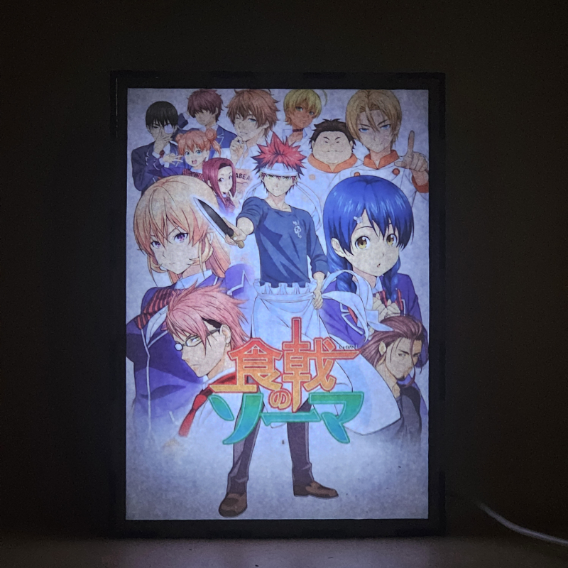 Lámpara ánime/manga  Food Wars!: Shokugeki no Soma  con doble imagen del grupo Sōma Yukihira, Erina Nakiri, Megumi Tadokoro, Shun Ibusaki, Saiba, Zenji Marui, Yūki Yoshino, Ryōko Sakaki, Satoshi Isshiki, Ikumi Mito, Isami Aldini y Takumi Aldini, vista encendida, donde se revela la ilustración completa al encender la luz LED.