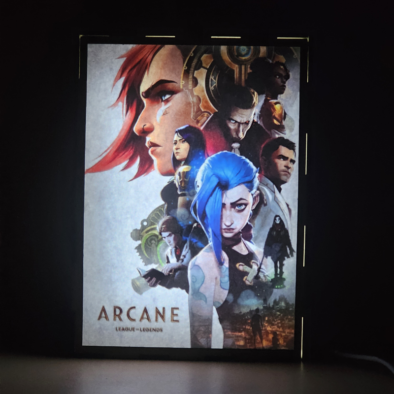 Lámpara ánime/manga  Arcane  con doble imagen del grupo Vi, Jinx, Caitlyn, Jayce, Silco, Viktor, Ekko y Mel Medarda, vista encendida, donde se revela la ilustración completa al encender la luz LED.
