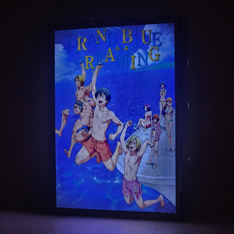 Lámpara ánime/manga  Grand Blue Dreaming  con doble imagen del grupo Ryujiro Kotobuki, Shinji Tokita, Iori Kitahara, Kohei Imamura, Nanaka Kotegawa, Azusa Hamaoka, Chisa Kotegawa y Aina Yoshiwara, vista encendida, donde se revela la ilustración completa al encender la luz LED.