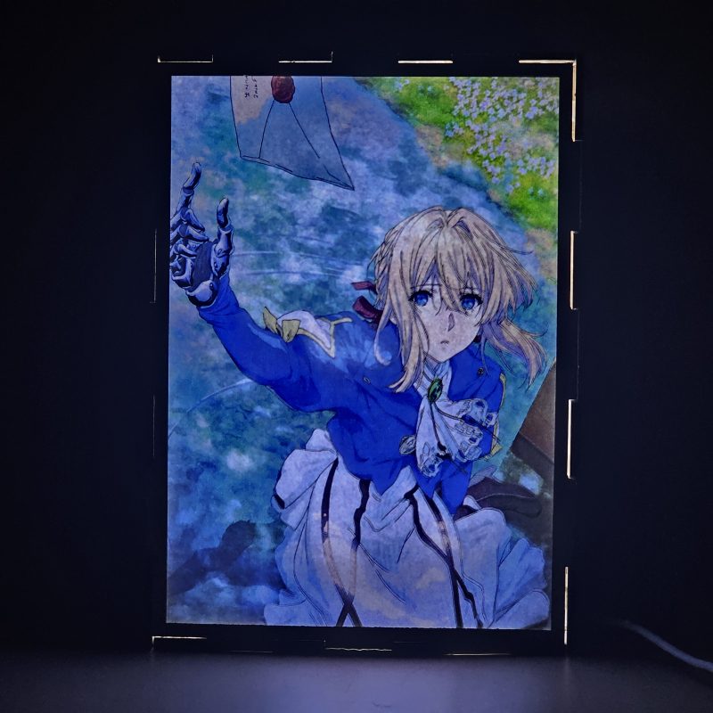 Lámpara ánime/manga  Violet Evergarden  con doble imagen del personaje Violet Evergarden, vista encendida, donde se revela la ilustración completa al encender la luz LED.