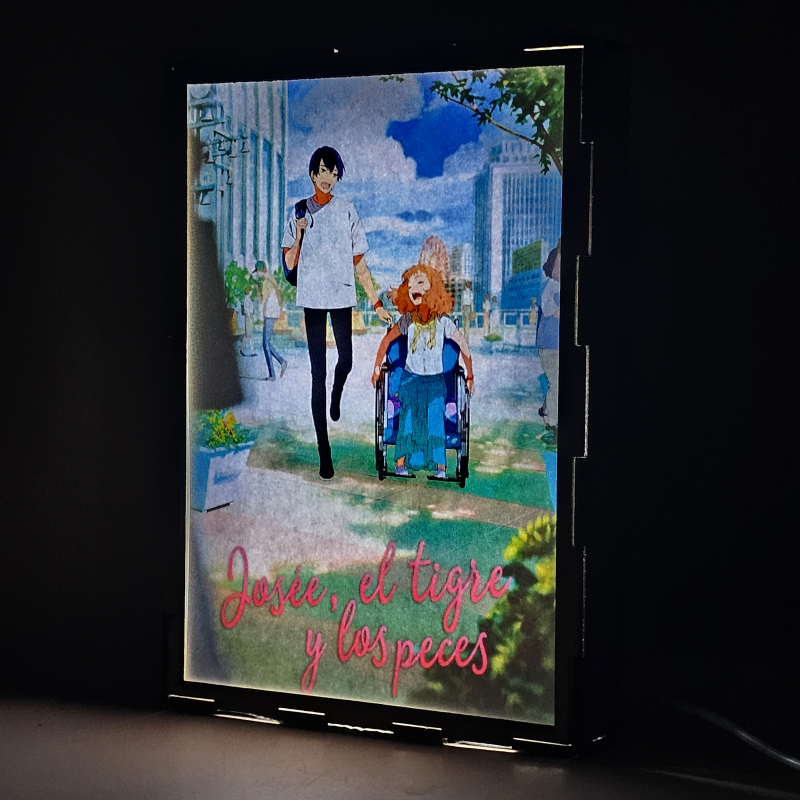 Lámpara ánime  Josee, el tigre y los peces  con doble imagen de la pareja Kumiko Yamamura y Tsuneo Suzukawa, vista encendida, donde se revela la ilustración completa al encender la luz LED.