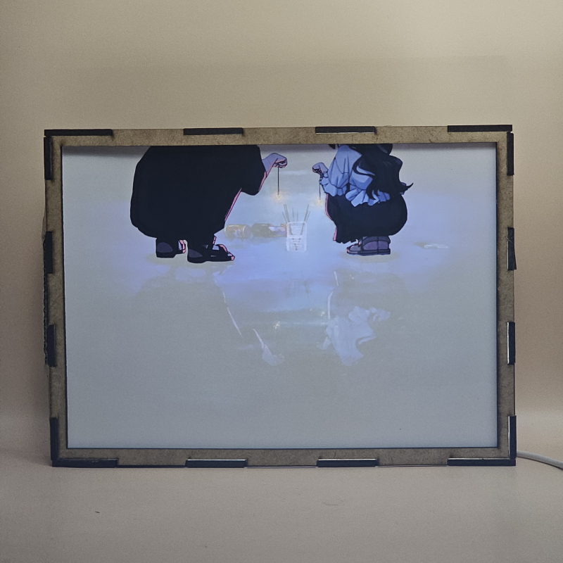 Lámpara ánime/manga  Kaoru Hana wa Rin to Saku  con doble imagen de la pareja Kaoruko Waguri y Rintaro Tsumugi, vista encendida, con luz ambiente, donde se revela la ilustración completa al encender la luz LED.