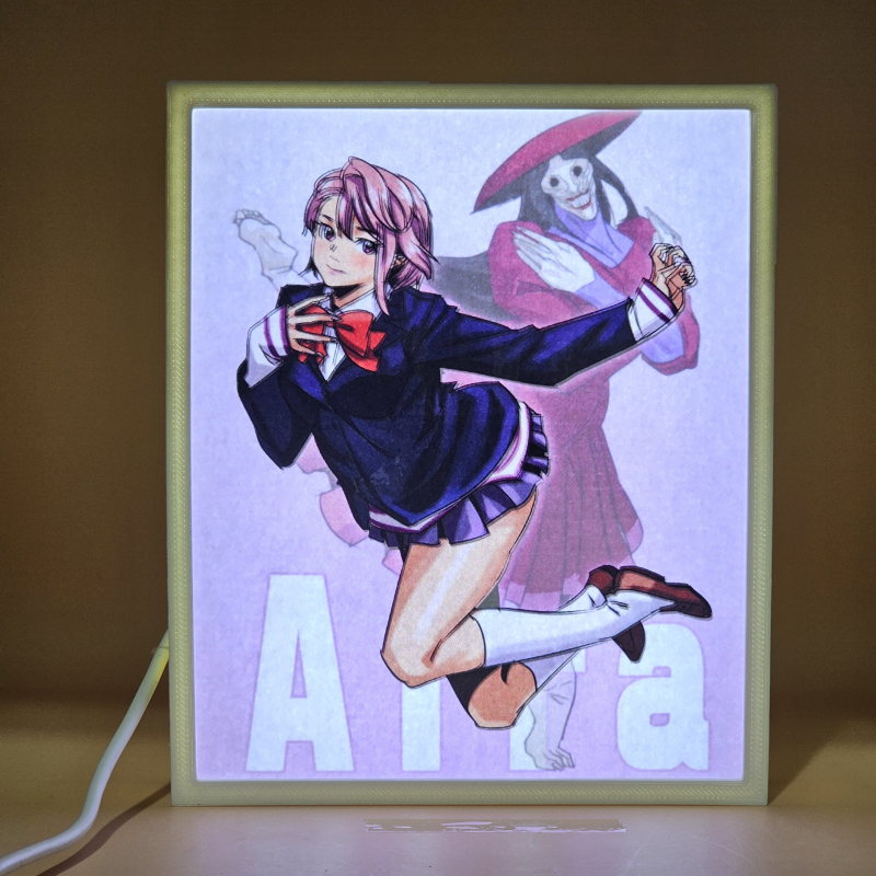 Lámpara ánime/manga  DAN DA DAN  con doble imagen del personaje Aira Shiratori, vista encendida, donde se revela la ilustración completa al encender la luz LED.