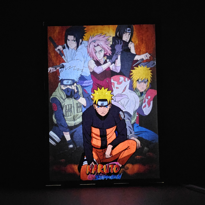 Lámpara ánime/manga  Naruto  con doble imagen del grupo Naruto Uzumaki, Sakura Haruno, Sasuke Uchiha, Itachi Uchiha, Minato Namikaze y Kakashi Hatake, vista encendida, donde se revela la ilustración completa al encender la luz LED.