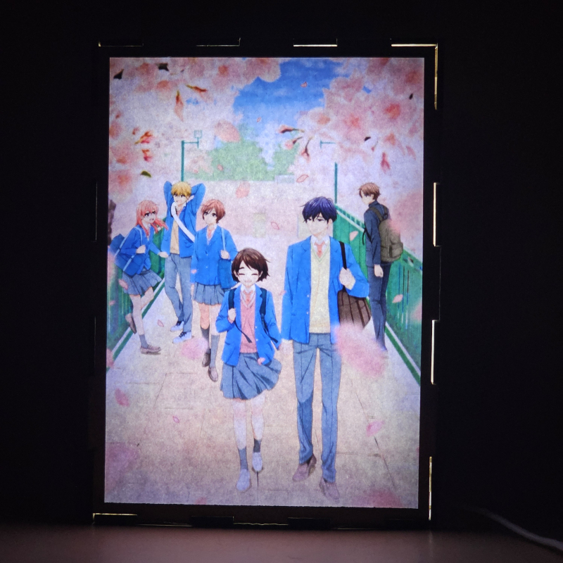 Lámpara ánime/manga  Una enfermedad llamada amor  con doble imagen del grupo Hotaru Hinase, Saki Hananoi, Hibiki Asami, Tsukiha Shibamura, Keigo Kurata y Sōhei Yao, vista encendida, donde se revela la ilustración completa al encender la luz LED.