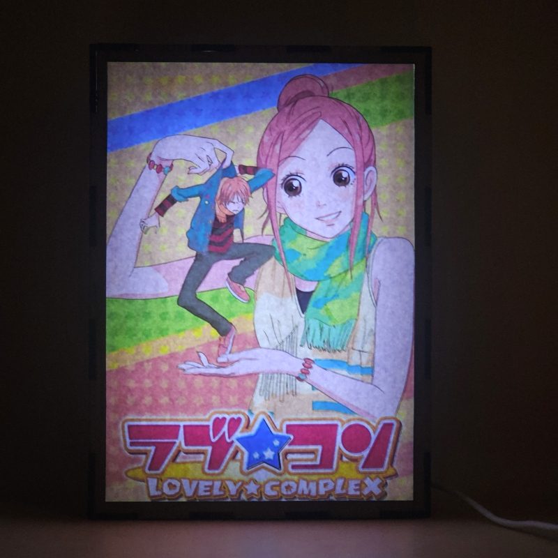 Lámpara ánime/manga  Lovely Complex  con doble imagen de la pareja Risa Koizumi y Atsushi Otani, vista encendida, donde se revela la ilustración completa al encender la luz LED.