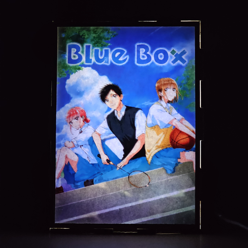 Lámpara ánime/manga  Blue Box  con doble imagen del grupo Taiki Inomata, Chinatsu Kano y Hina Chono, vista encendida, donde se revela la ilustración completa al encender la luz LED.