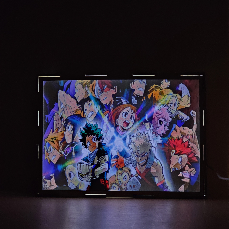Lámpara ánime/manga  My Hero Academia  con doble imagen del grupo Ochaco Uraraka, Shoto Todoroki, Tsuyu Asui, Izuku Midoriya, Katsuki Bakugō, Denki Kaminari, Kyoka Jiro, Mina Ashido, Eijiro Kirishima, Tenya Iida, Fumikage Tokoyami, Mashirao Ojiro y Yuga Aoyama, vista encendida, donde se revela la ilustración completa al encender la luz LED.