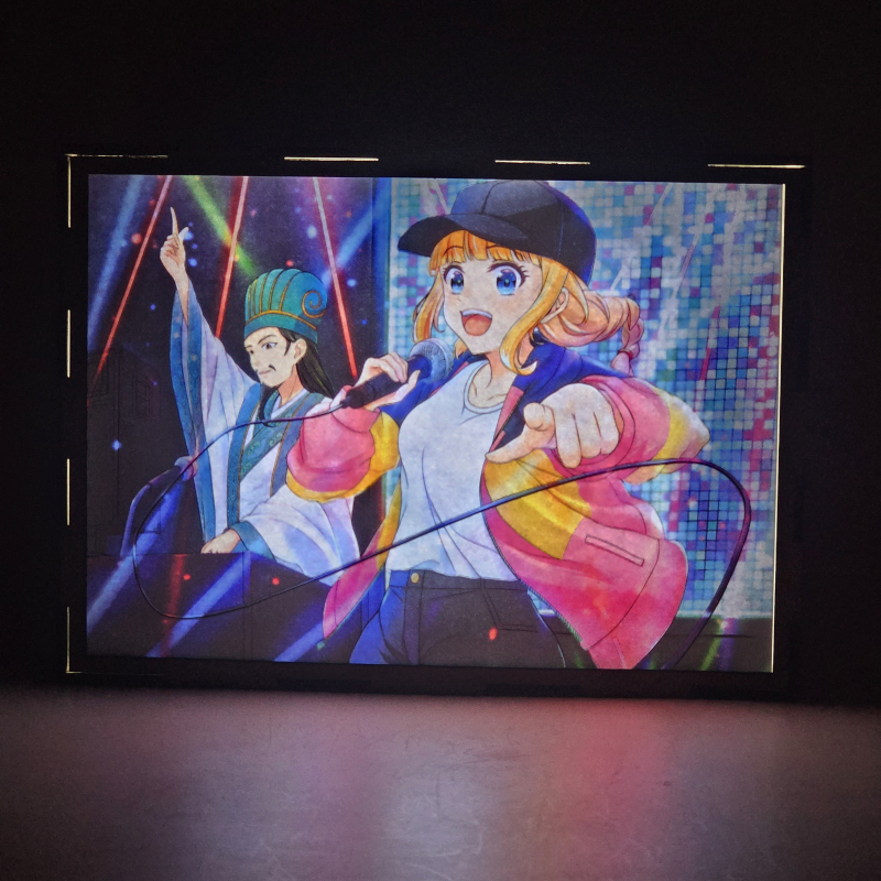 Lámpara ánime/manga  Paripi Koumei  con doble imagen de la pareja Eiko Tsukimi y Zhuge Kongming, vista encendida, donde se revela la ilustración completa al encender la luz LED.