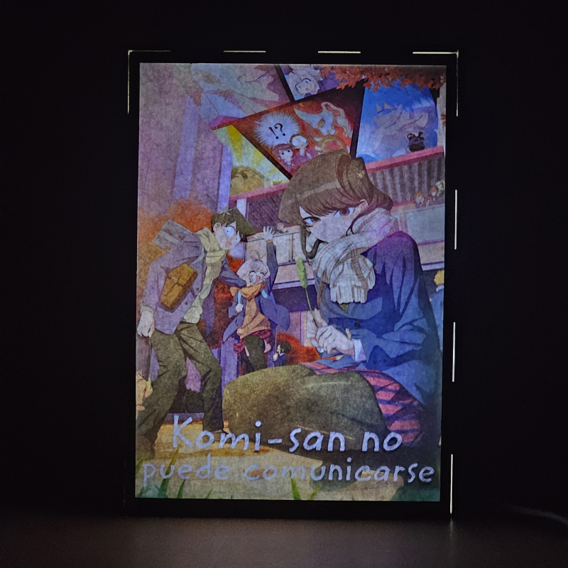 Lámpara ánime/manga  Komi-san no puede comunicarse  con doble imagen del grupo Komi Shouko, Tadano Hitohito y Najimi Osana, vista encendida, donde se revela la ilustración completa al encender la luz LED.
