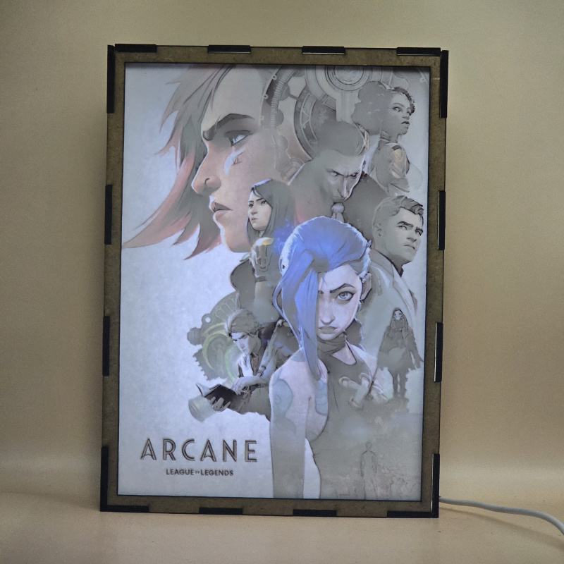 Lámpara ánime/manga  Arcane  con doble imagen del grupo Vi, Jinx, Caitlyn, Jayce, Silco, Viktor, Ekko y Mel Medarda, vista encendida, con luz ambiente, donde se revela la ilustración completa al encender la luz LED.