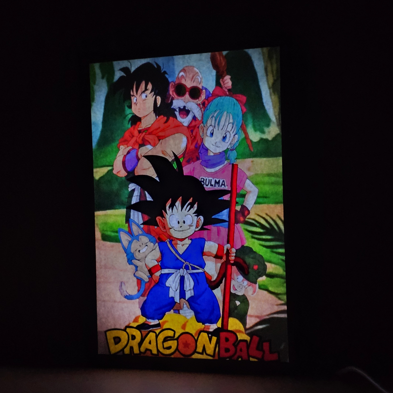 Lámpara ánime/manga  Dragon Ball  con doble imagen del grupo Son Goku, Bulma, Maestro Roshi, Yamcha, Puar y Oolong, vista encendida, donde se revela la ilustración completa al encender la luz LED.