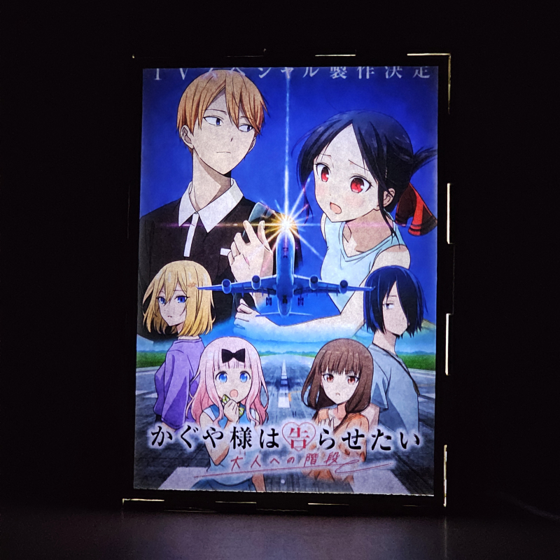 Lámpara ánime/manga  Kaguya-sama: Love Is War  con doble imagen del grupo Kaguya Shinomiya, Miyuki Shirogane, Yu Ishigami, Chika Fujiwara, Miko Iino y Ai Hayasaka, vista encendida, donde se revela la ilustración completa al encender la luz LED.