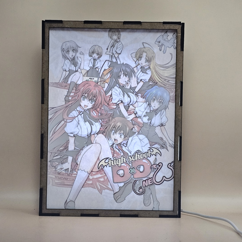 Lámpara ánime/manga  High School DxD  con doble imagen del grupo Issei Hyōdō, Rias Gremory, Akeno Himejima, Asia Argento, Koneko Tōjō, Yūto Kiba, Xenovia Quarta y Ddraig, vista encendida, con luz ambiente, donde se revela la ilustración completa al encender la luz LED.