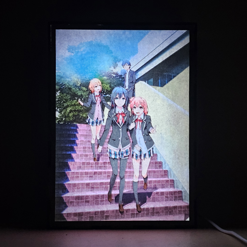 Lámpara ánime/manga  Oregairu  con doble imagen del grupo Hachiman Hikigaya, Yukino Yukinoshita, Yui Yuigahama y Iroha Isshiki, vista encendida, donde se revela la ilustración completa al encender la luz LED.