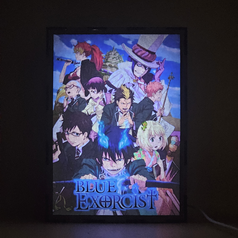 Lámpara ánime/manga  Blue Exorcist  con doble imagen del grupo Rin Okumura, Yukio Okumura, Shiemi Moriyama, Ryuji Suguro, Izumo Kamiki, Renzo Shima, Konekomaru Miwa, Mephisto Pheles y Shura Kirigakure, vista encendida, donde se revela la ilustración completa al encender la luz LED.