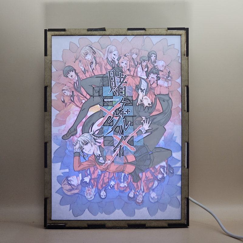 Lámpara ánime/manga  Kakegurui: Compulsive Gambler  con doble imagen del grupo Yumeko Jabami, Mary Saotome, Kirari Momobami, Ririka Momobami, Itsuki Sumeragi, Midari Ikishima, Sayaka Igarashi, Runa Yomozuki y Ryota Suzui, vista encendida, con luz ambiente, donde se revela la ilustración completa al encender la luz LED.
