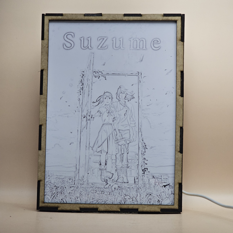 Lámpara ánime/manga  Suzume  con doble imagen del grupo Iwato Suzume, Sōta Munakata y Daijin, vista apagada, se esconde la imágen de atras.