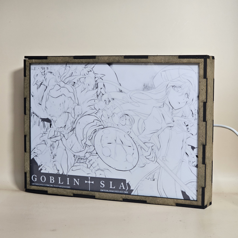 Lámpara ánime/manga  Goblin Slayer  con doble imagen de la pareja Goblin Slayer y Sacerdotisa, vista apagada, se esconde la imágen de atras.