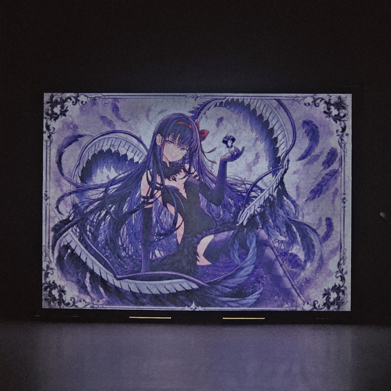 Lámpara ánime/manga  Puella Magi Madoka Magica  con doble imagen del personaje Homura Akemi, vista encendida, donde se revela la ilustración completa al encender la luz LED.