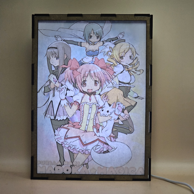 Lámpara ánime/manga  Puella Magi Madoka Magica  con doble imagen del grupo Madoka Kaname, Homura Akemi, Mami Tomoe, Sayaka Miki y Kyubey, vista encendida, con luz ambiente, donde se revela la ilustración completa al encender la luz LED.