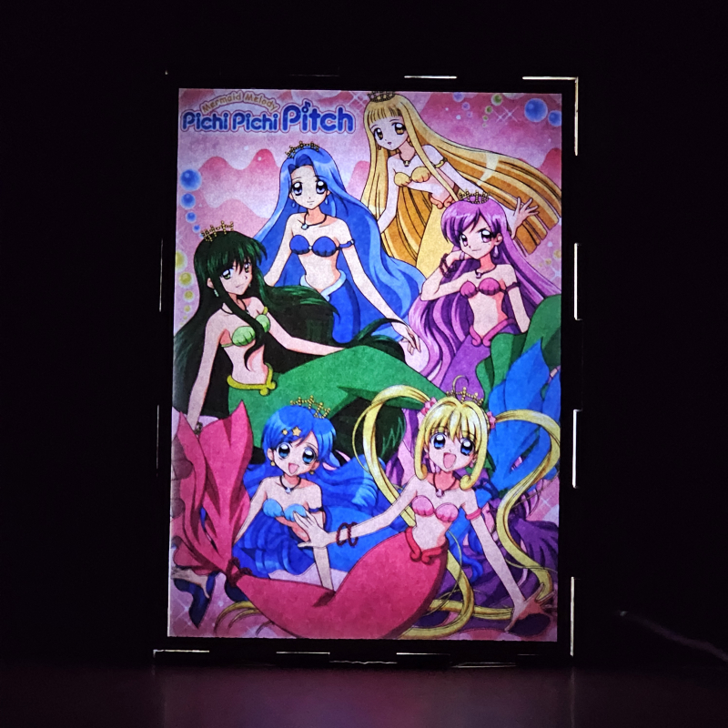 Lámpara ánime/manga  Mermaid Melody Pichi Pichi Pitch  con doble imagen del grupo Luchia Nanami, Hanon Hōshō, Rina Toin, Coco, Karen y Noel, vista encendida, donde se revela la ilustración completa al encender la luz LED.