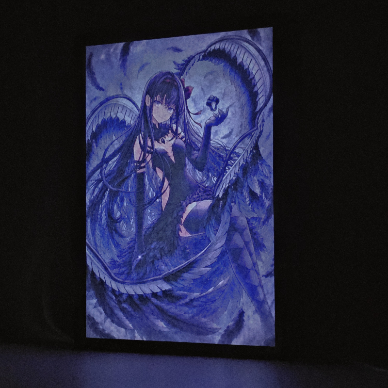 Lámpara ánime/manga  Puella Magi Madoka Magica  con doble imagen del personaje Homura Akemi, vista encendida, donde se revela la ilustración completa al encender la luz LED.
