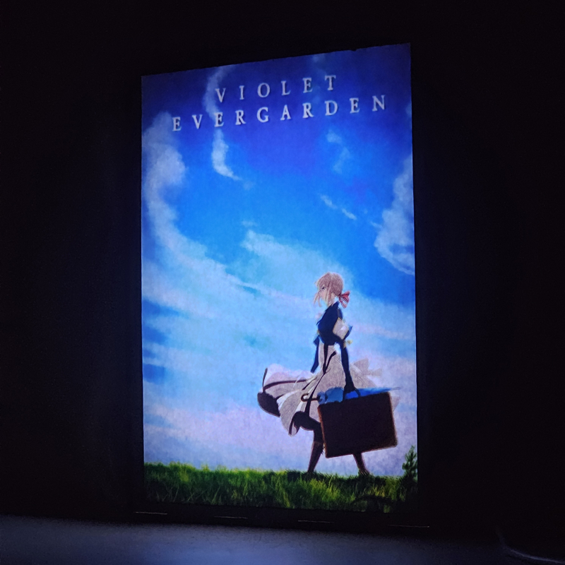 Lámpara ánime/manga  Violet Evergarden  con doble imagen del personaje Violet Evergarden, vista encendida, donde se revela la ilustración completa al encender la luz LED.