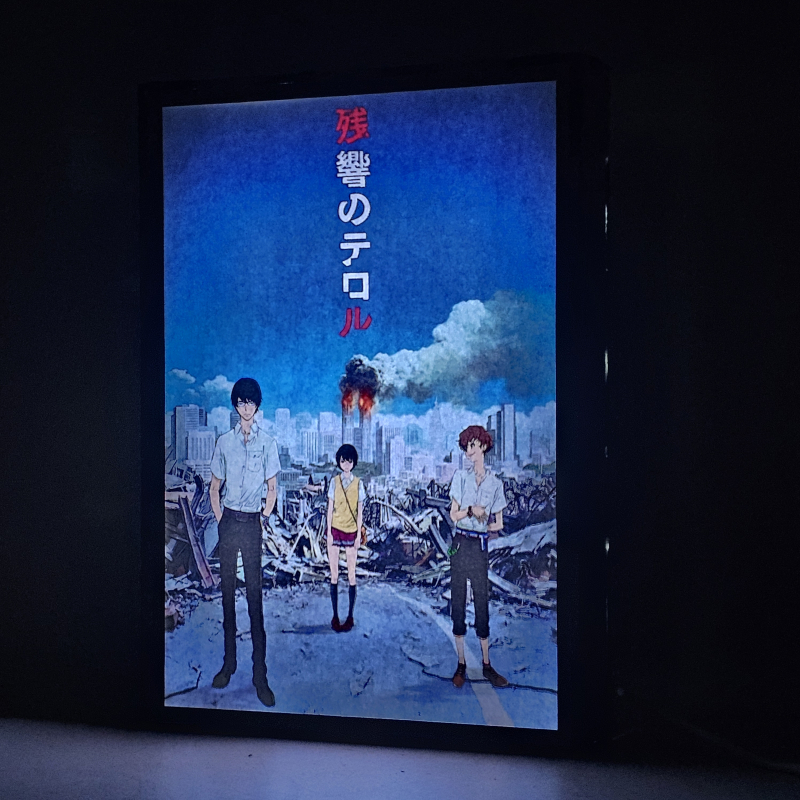 Lámpara ánime/manga  Zankyou no Terror  con doble imagen del grupo Nine, Lisa Mishima y Twelve, vista encendida, donde se revela la ilustración completa al encender la luz LED.