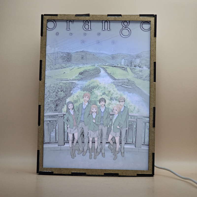 Lámpara ánime/manga  Orange  con doble imagen del grupo Naho Takamiya, Kakeru Naruse, Azusa Murasaka, Hiroto Suwa, Saku Hagita y Takako Chino, vista encendida, con luz ambiente, donde se revela la ilustración completa al encender la luz LED.