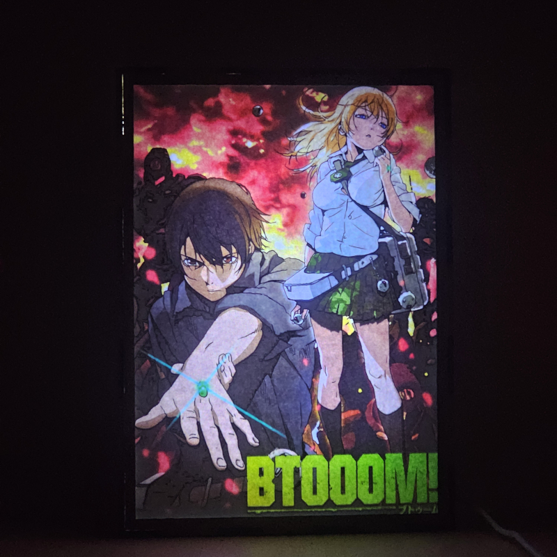 Lámpara ánime/manga  Btooom!  con doble imagen de la pareja Ryōta Sakamoto y Himiko, vista encendida, donde se revela la ilustración completa al encender la luz LED.
