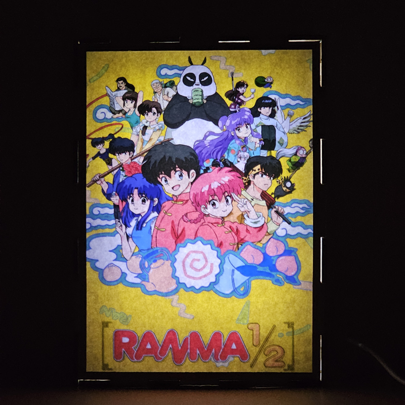 Lámpara ánime/manga  Ranma y medio  con doble imagen del grupo Ranma Saotome, Akane Tendo, Ryoga Hibiki, Shampoo, Genma Saotome, Soun Tendo, Nabiki Tendo, Kasumi Tendo, Tatewaki Kuno y Kodachi Kuno, vista encendida, donde se revela la ilustración completa al encender la luz LED.