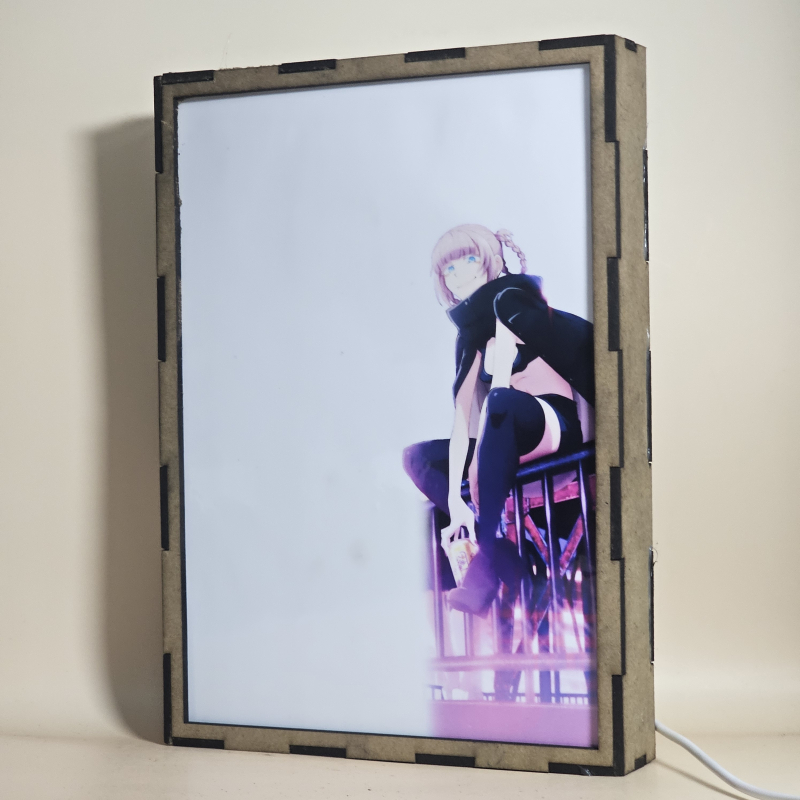 Lámpara ánime/manga  Call of the Night  con doble imagen del grupo Nazuna Nanakusa, Kou Yamori, Seri Kikiyou, Midori Kohakobe, Nico Hirata, Haka Suzushiro y Kabura Honda, vista apagada, se esconde la imágen de atras.