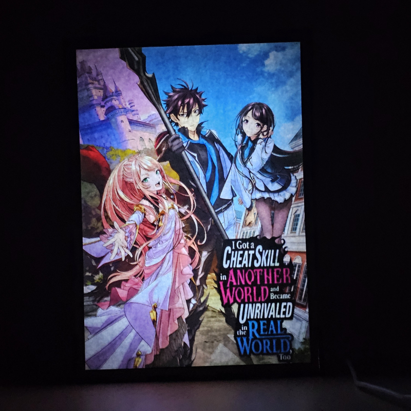 Lámpara ánime/manga  Romaji  con doble imagen del grupo Yuya Tenjo, Lexia von Arcelia y Kaori Hojo, vista encendida, donde se revela la ilustración completa al encender la luz LED.