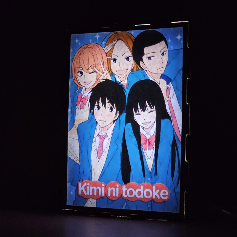 Lámpara ánime/manga  Kimi ni Todoke  con doble imagen del grupo Sawako Kuronuma, Shota Kazehaya, Ayane Yano, Chizuru Yoshida y Ryu Sanada, vista encendida, donde se revela la ilustración completa al encender la luz LED.