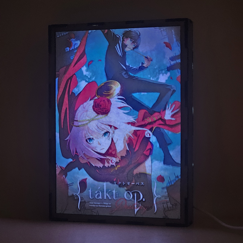 Lámpara ánime/manga  takt op.Destiny  con doble imagen de la pareja Takt Asahina y Destiny, vista encendida, donde se revela la ilustración completa al encender la luz LED.