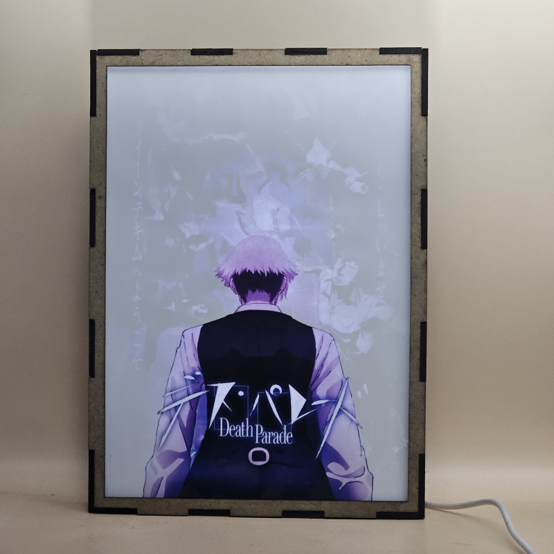 Lámpara ánime/manga  Death Parade  con doble imagen de la pareja Decim y Chiyuki, vista encendida, con luz ambiente, donde se revela la ilustración completa al encender la luz LED.
