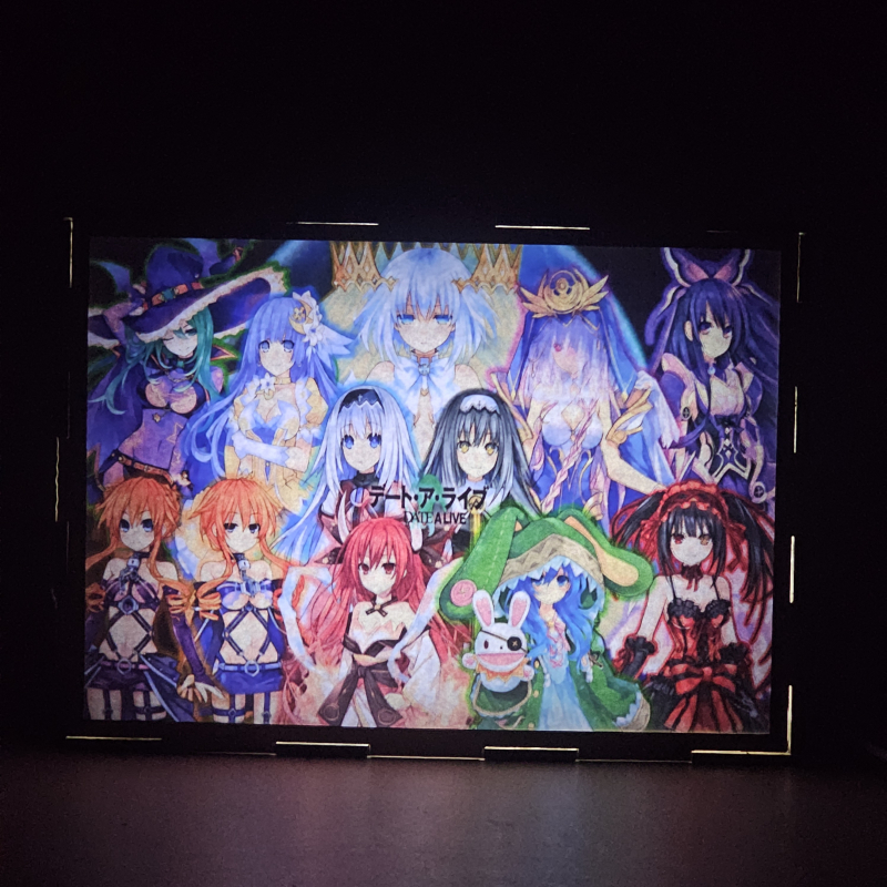 Lámpara ánime/manga  Date A Live  con doble imagen del grupo Tohka Yatogami, Kotori Itsuka, Yoshino Himekawa, Kaguya Yamai, Yuzuru Yamai, Miku Izayoi, Origami Tobiichi, Kurumi Tokisaki, Natsumi Kyouno, Maria Arusu y Marina Arusu, vista encendida, donde se revela la ilustración completa al encender la luz LED.
