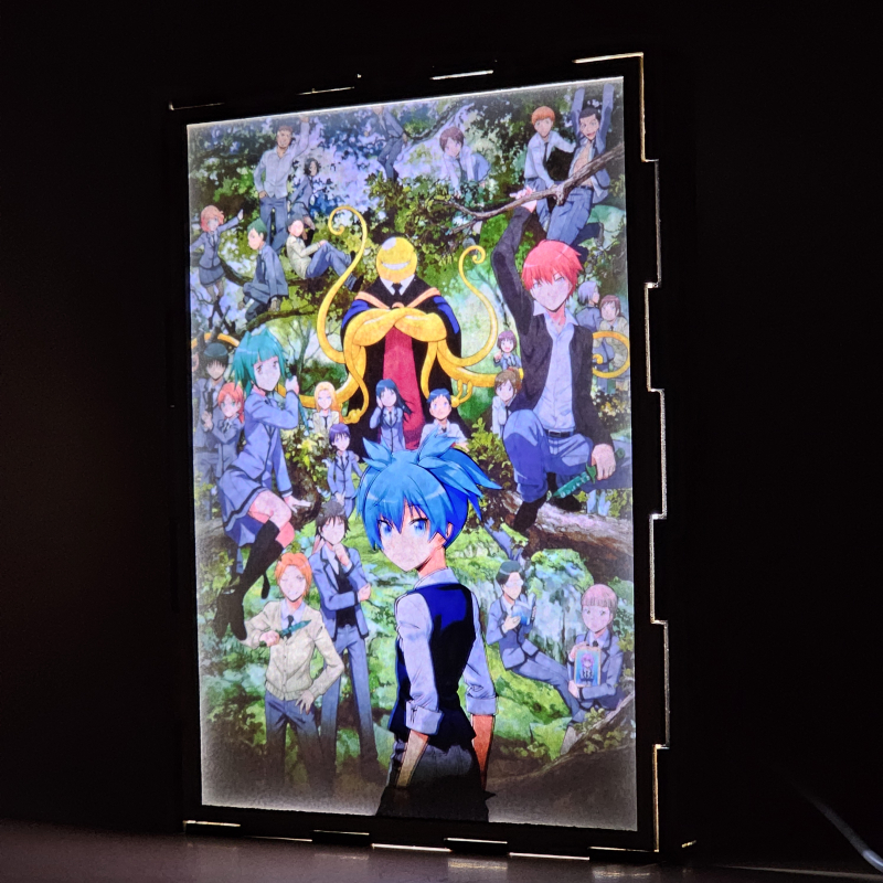 Lámpara ánime/manga  Assassination Classroom  con doble imagen del grupo Koro-sensei, Nagisa Shiota, Karma Akabane y Kayano Kaede, vista encendida, donde se revela la ilustración completa al encender la luz LED.