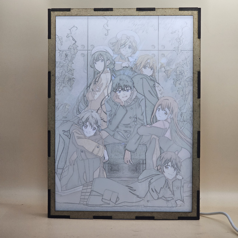 Lámpara ánime/manga  Masamune-kun no Revenge  con doble imagen del grupo Aki Adagaki, Muriel Besson, Neko Fujinomiya, Masamune Makabe, Yoshino Koiwai, Tae Futaba y Kojuro Shuri, vista encendida, con luz ambiente, donde se revela la ilustración completa al encender la luz LED.