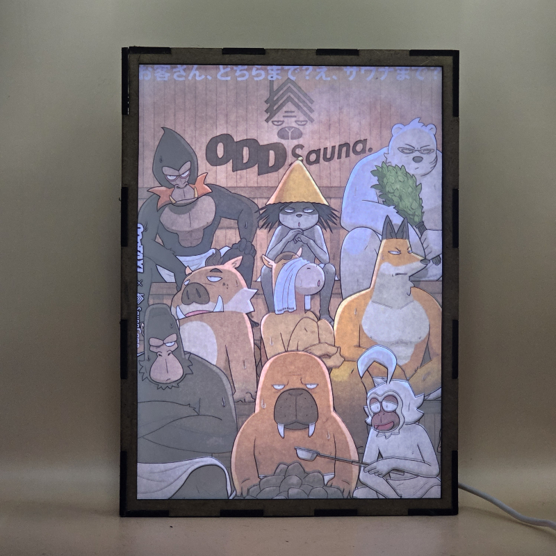 Lámpara ánime/manga  Odd Taxi  con doble imagen del grupo Morsa, Gibón, Gorila, Jabalí, Caballo, Zorro, Babuino, Dobu y Oso Polar, vista encendida, con luz ambiente, donde se revela la ilustración completa al encender la luz LED.