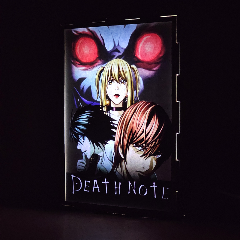 Lámpara ánime/manga  Death Note  con doble imagen del grupo Light Yagami, L, Ryuk y Misa Amane, vista encendida, donde se revela la ilustración completa al encender la luz LED.