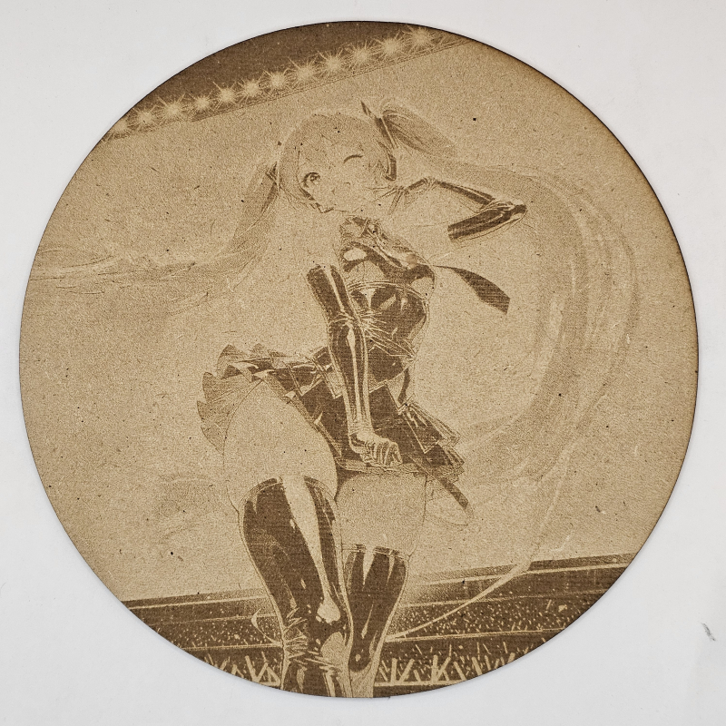 Cuadro decorativo MDF grabado láser estilo anime manga de Miku Hatsune en un escenario