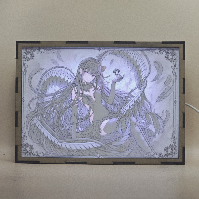Lámpara ánime/manga  Puella Magi Madoka Magica  con doble imagen del personaje Homura Akemi, vista encendida, con luz ambiente, donde se revela la ilustración completa al encender la luz LED.