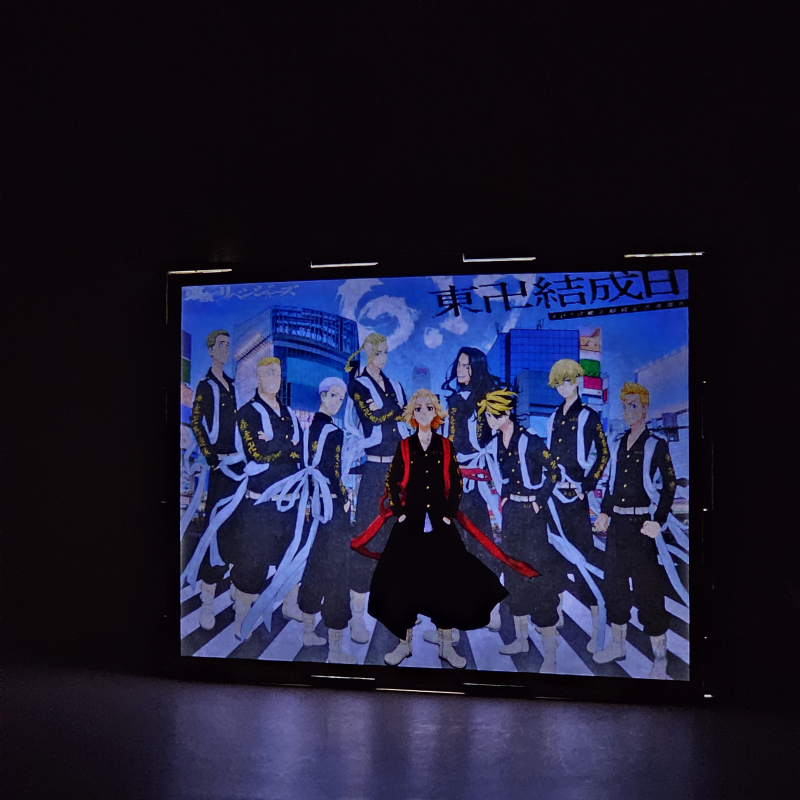 Lámpara ánime/manga  Tokyo Revengers  con doble imagen del grupo Takemichi Hanagaki, Draken, Mikey, Chifuyu Matsuno, Kazutora Hanemiya, Keisuke Baji, Takashi Mitsuya, Peh-yan y Pah-chin, vista encendida, donde se revela la ilustración completa al encender la luz LED.