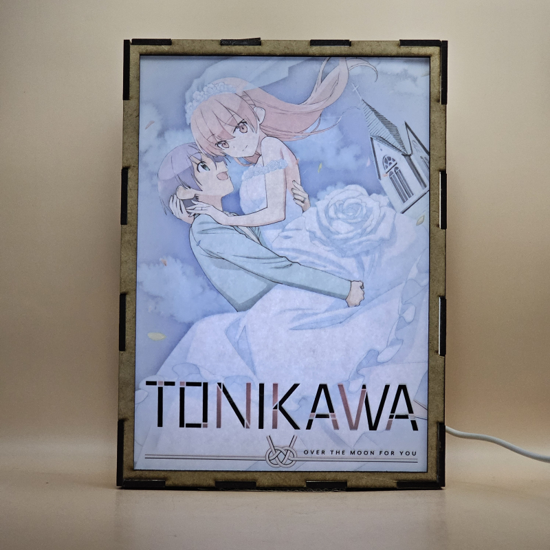 Lámpara ánime/manga  TONIKAWA: Over the Moon for You  con doble imagen de la pareja Tsukasa Tsukuyomi y Nasa Yuzaki, vista encendida, con luz ambiente, donde se revela la ilustración completa al encender la luz LED.