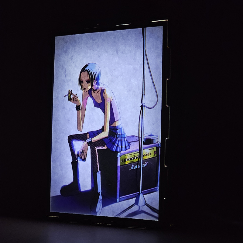 Lámpara ánime/manga  Nana  con doble imagen del personaje Nana Osaki, vista encendida, donde se revela la ilustración completa al encender la luz LED.