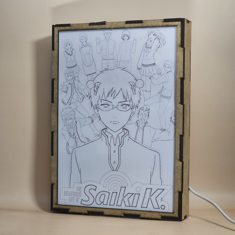 Lámpara ánime/manga  La desastrosa vida de Saiki K.  con doble imagen del grupo Kusuo Saiki, Chiyo Yumehara, Reita Toritsuka, Kusuke Saiki, Shun Kaidou, Riki Nendou, Kineshi Hairo, Kokomi Teruhashi, Kurumi Saiki y Kuniharu Saiki, vista apagada, se esconde la imágen de atras.