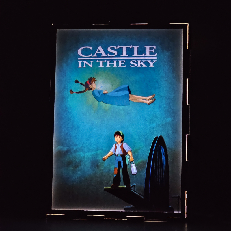 Lámpara ánime  Tenkū no Shiro Laputa  con doble imagen de la pareja Sheeta y Pazu, vista encendida, donde se revela la ilustración completa al encender la luz LED.